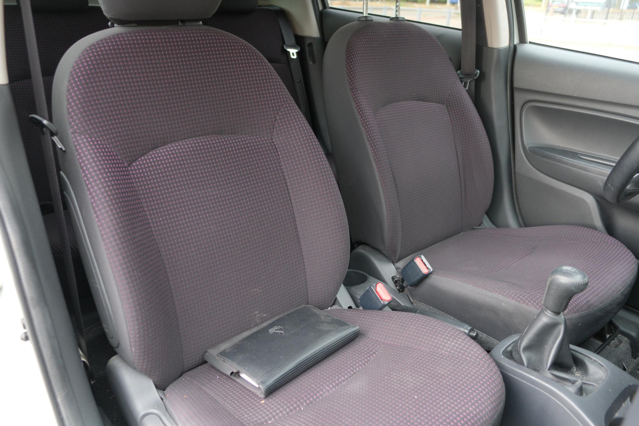 Mitsubishi Space Star 1.0 70pk Intense | Climate | 14" Velgen | Radio-CD | Keyless entry afbeelding 8