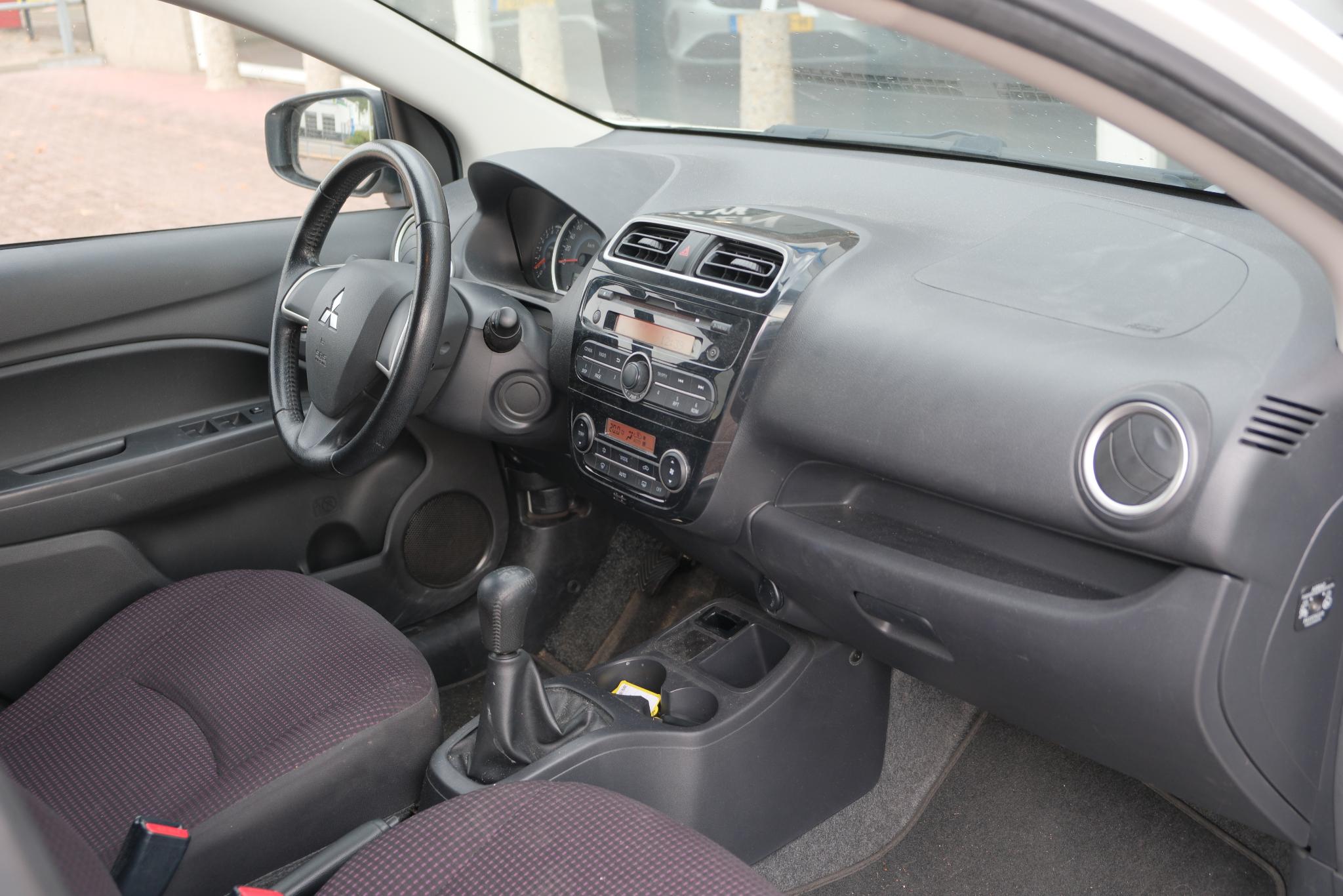 Mitsubishi Space Star 1.0 70pk Intense | Climate | 14" Velgen | Radio-CD | Keyless entry afbeelding 9