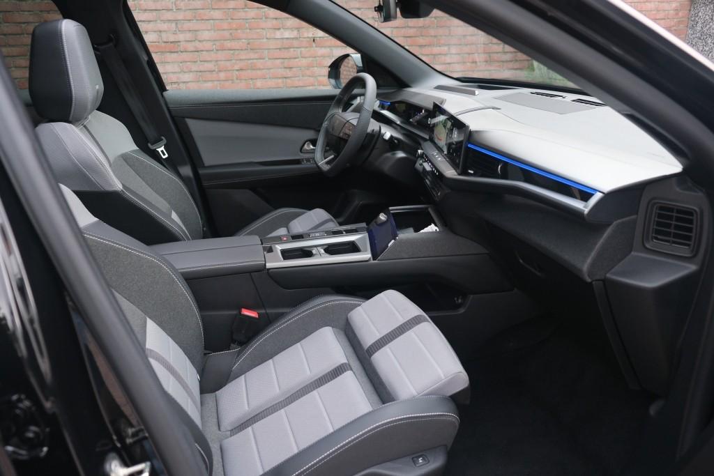 Opel Grandland 1.2 Turbo Hybrid 145pk eDCT6 GS - Panoramadak - Adaptive Cruise - Head-up display - Stoelverwarming - Elektrische achterklep - 360° Camera - Focal Audio afbeelding 4