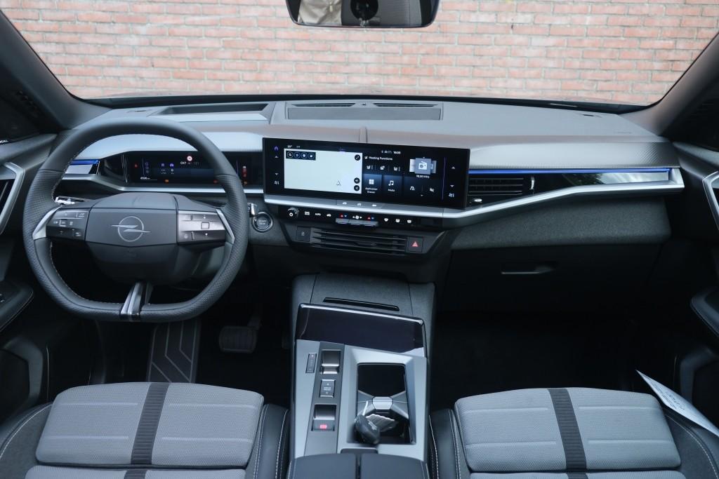 Opel Grandland 1.2 Turbo Hybrid 145pk eDCT6 GS - Panoramadak - Adaptive Cruise - Head-up display - Stoelverwarming - Elektrische achterklep - 360° Camera - Focal Audio afbeelding 7
