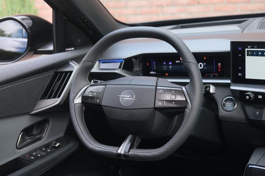 Opel Grandland 1.2 Turbo Hybrid 145pk eDCT6 GS - Panoramadak - Adaptive Cruise - Head-up display - Stoelverwarming - Elektrische achterklep - 360° Camera - Focal Audio afbeelding 12