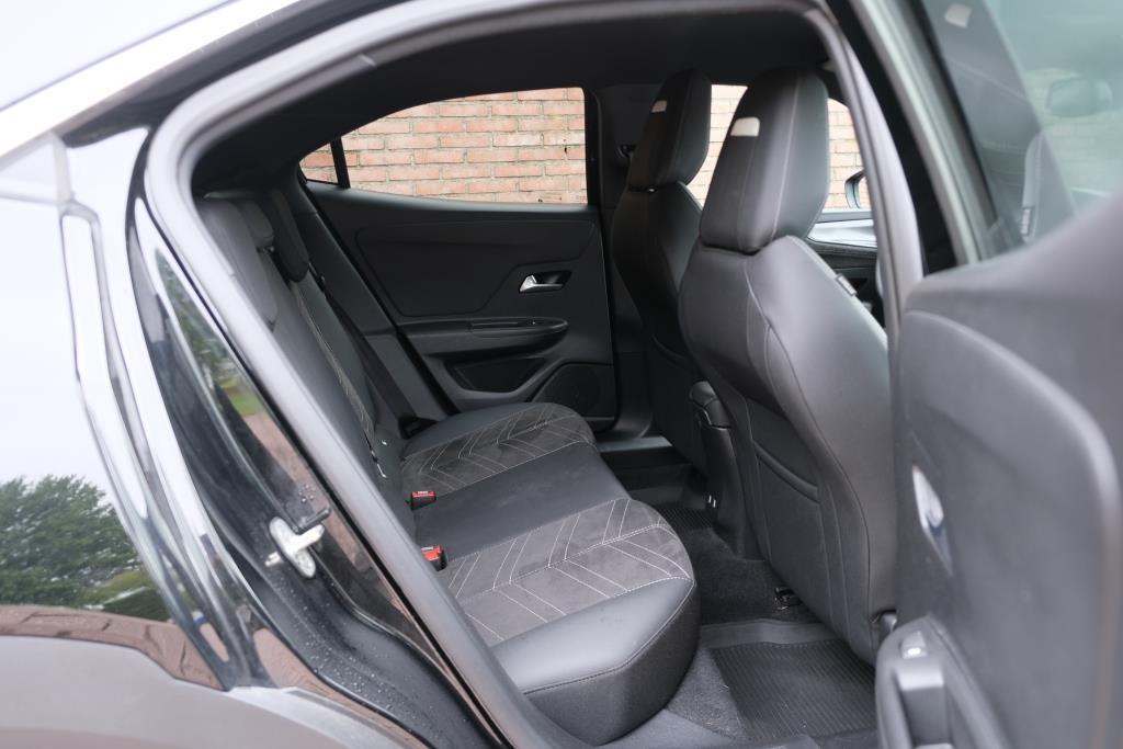 Opel Mokka 1.2 Turbo 130pk EAT8 Ultimate | App Connect | Adaptive Cruise | Keyless | Camera | Blind Spot | Winter Pakket afbeelding 3