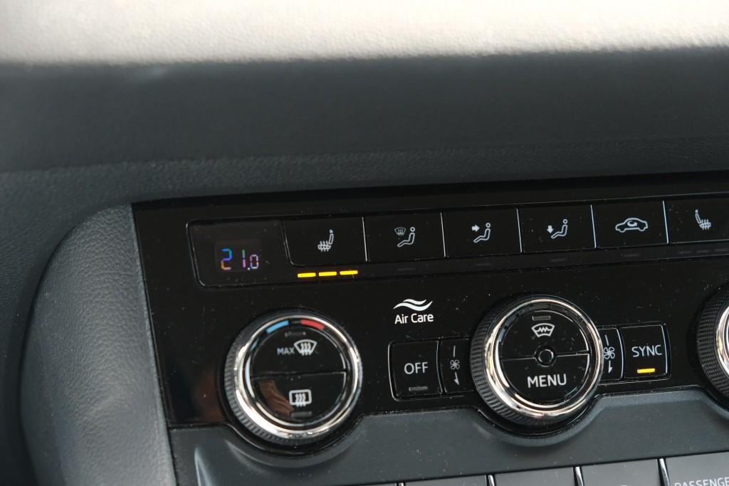 Skoda Karoq 1.5 TSi ACT 150pk DSG Style Business | Navi | App Connect | Climate | Adaptive Cruise | Keyless | Winter Pakket | Trekhaak afbeelding 24
