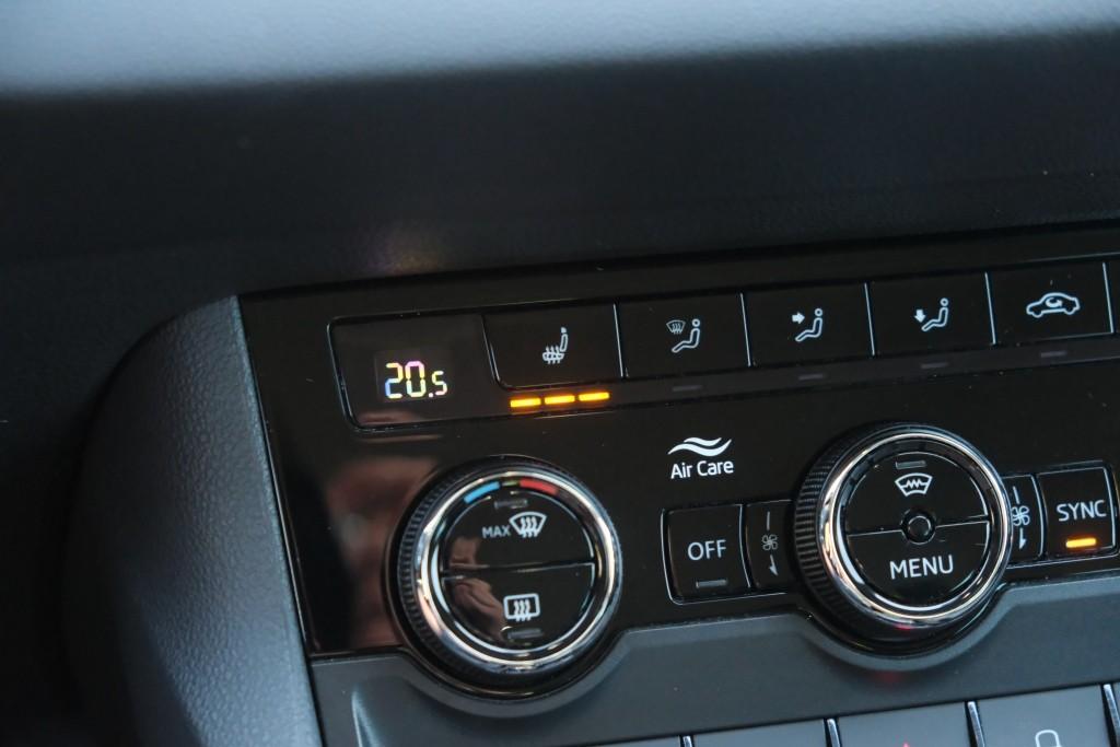 Skoda Karoq 1.5 TSi ACT 150pk DSG Style Business | Navi | App Connect | Climate | Adaptive Cruise | Keyless | Winter Pakket | Trekhaak afbeelding 24