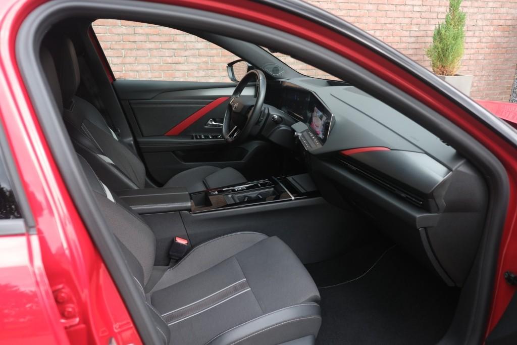 Opel Astra 1.6 Hybrid 180pk EAT8 GS Line | Adaptive Cruise | Keyless | 360° Camera | Head-up Display | Dodehoek | Winter Pakket afbeelding 4