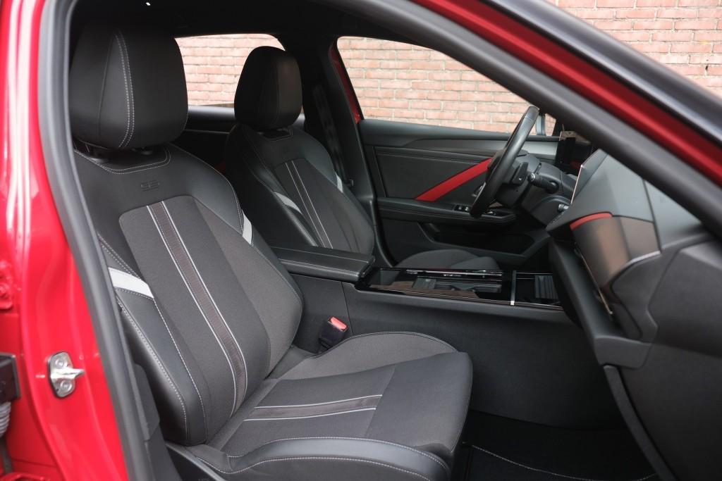 Opel Astra 1.6 Hybrid 180pk EAT8 GS Line | Adaptive Cruise | Keyless | 360° Camera | Head-up Display | Dodehoek | Winter Pakket afbeelding 6