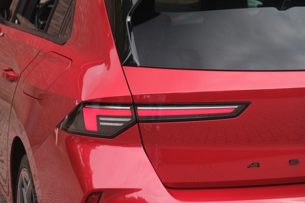 Opel Astra 1.6 Hybrid 180pk EAT8 GS Line | Adaptive Cruise | Keyless | 360° Camera | Head-up Display | Dodehoek | Winter Pakket afbeelding 29