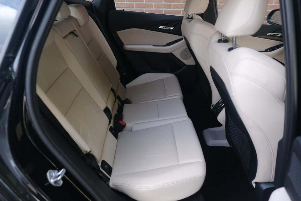 BMW 2 Serie 218i 136pk Aut. Active Tourer Luxury Line | Navi | App Connect | Climate | Leder | Elektrische Achterklep | Camera | Sfeerverlichting | Cruise afbeelding 3