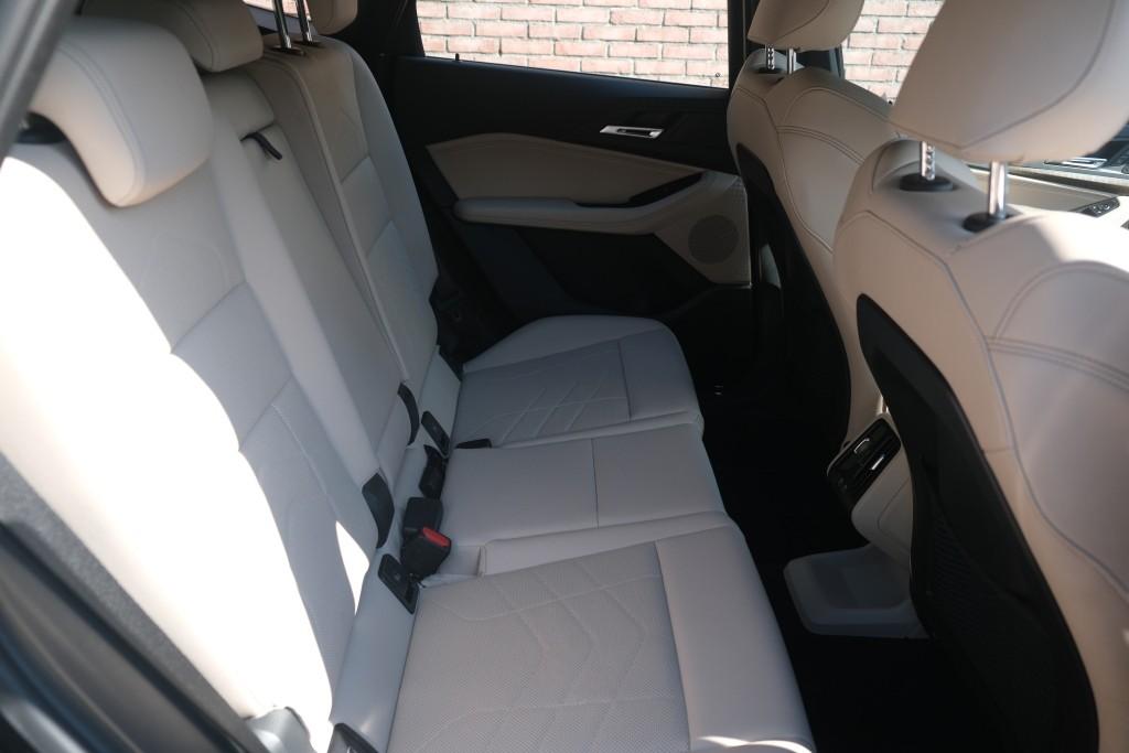 BMW 2 Serie 218i 136pk Aut. Active Tourer Luxury Line | Navi | App Connect | Climate | Leder | Elektrische Achterklep | Camera | Sfeerverlichting | Cruise afbeelding 3