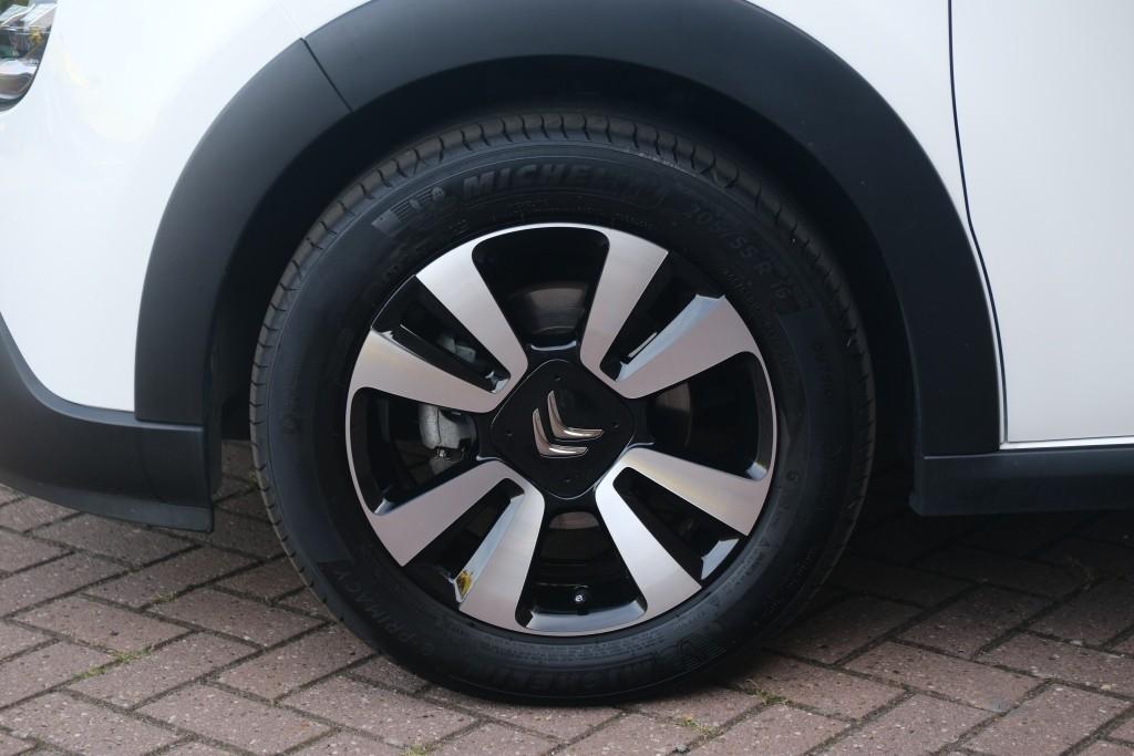 Citroën C3 1.2 PureTech 83pk Shine | App Connect | Climate | Cruise | Keyless | Stoelverwarming afbeelding 24