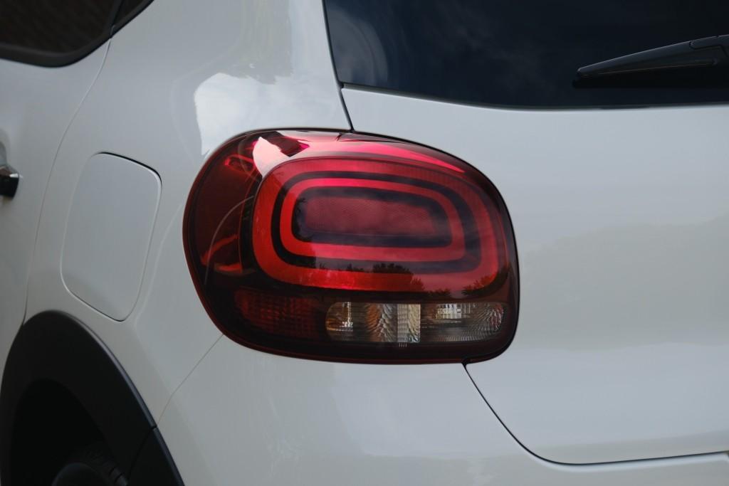 Citroën C3 1.2 PureTech 83pk Shine | App Connect | Climate | Cruise | Keyless | Stoelverwarming afbeelding 25