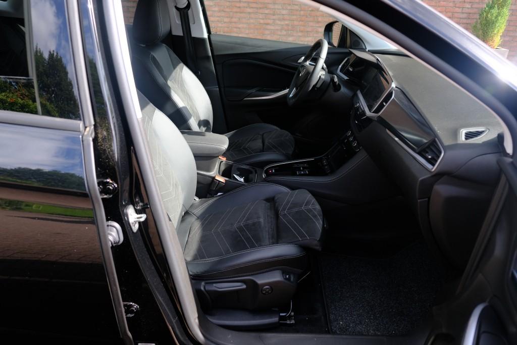 Opel Grandland 1.2 Turbo Hybrid 145pk eDCT6 GS - Adaptieve cruise - Achteruitrijcamera - Apple CarPlay - Navigatiesysteem - Parkeersensoren - Climate control - Keyless - Dodehoekdetectie afbeelding 4