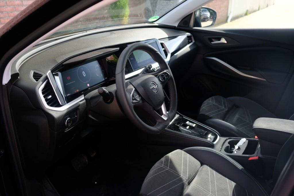 Opel Grandland 1.2 Turbo Hybrid 145pk eDCT6 GS - Adaptieve cruise - Achteruitrijcamera - Apple CarPlay - Navigatiesysteem - Parkeersensoren - Climate control - Keyless - Dodehoekdetectie afbeelding 8