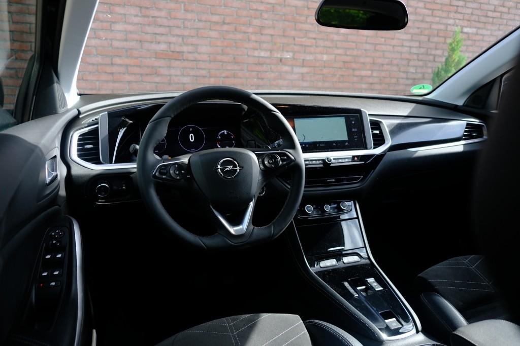 Opel Grandland 1.2 Turbo Hybrid 145pk eDCT6 GS - Adaptieve cruise - Achteruitrijcamera - Apple CarPlay - Navigatiesysteem - Parkeersensoren - Climate control - Keyless - Dodehoekdetectie afbeelding 13