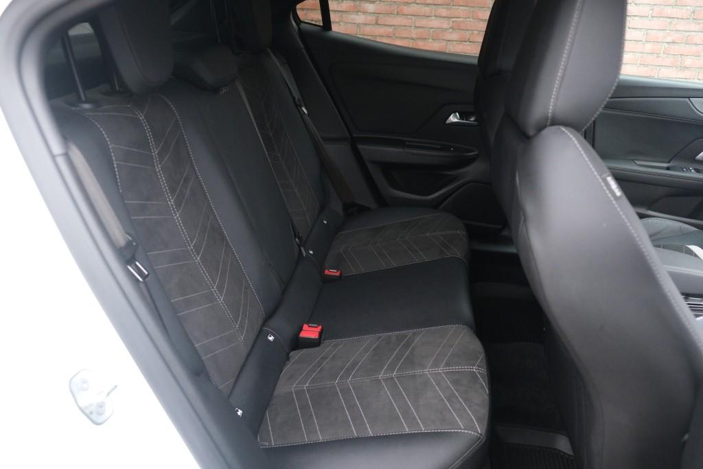 Opel Mokka 1.2 Turbo 130pk EAT8 Ultimate | App Connect | Climate | Adaptive Cruise | Keyless | Camera | Blind Spot | Winter Pakket afbeelding 3