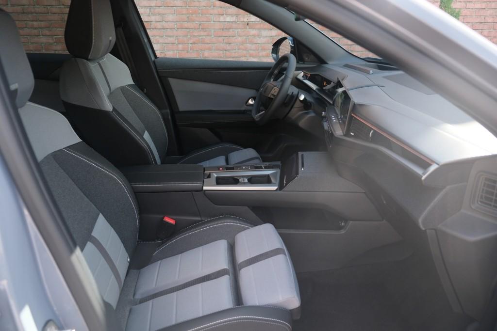 Opel Grandland 1.2 Turbo Hybrid 145pk eDCT6 GS - Panoramadak - Adaptive Cruise - Head-up display - Stoelverwarming - Elektrische achterklep - 360° Camera - Focal Audio afbeelding 4