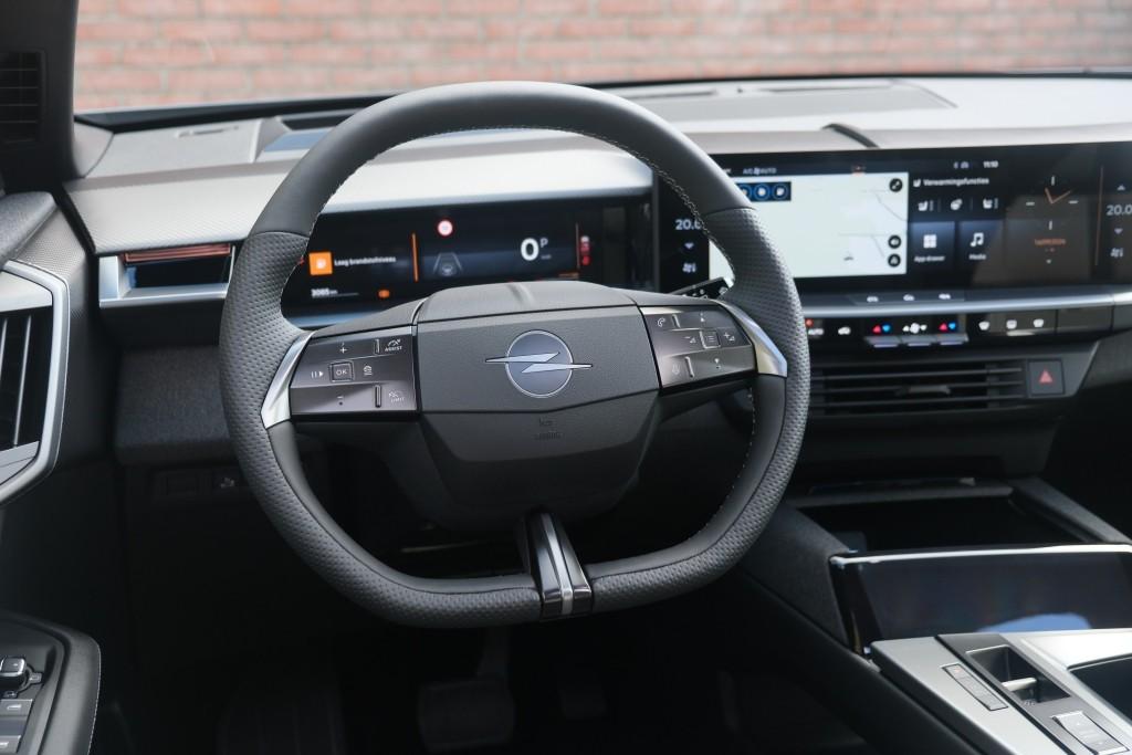 Opel Grandland 1.2 Turbo Hybrid 145pk eDCT6 GS - Panoramadak - Adaptive Cruise - Head-up display - Stoelverwarming - Elektrische achterklep - 360° Camera - Focal Audio afbeelding 16