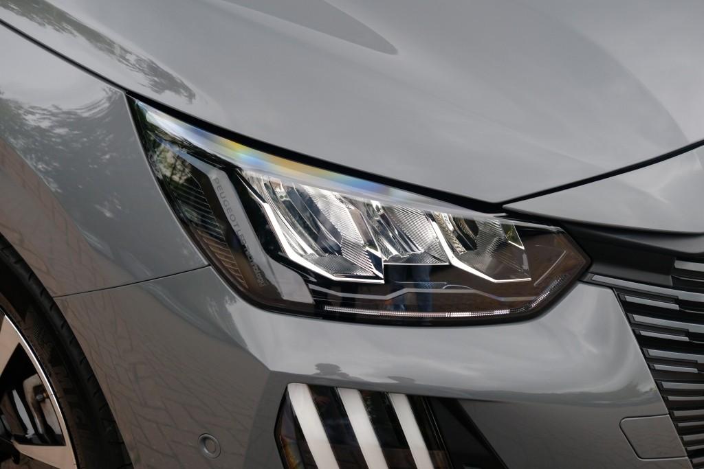 Peugeot 208 1.2 PureTech 100pk Allure - Navigatiesysteem - Apple CarPlay - Achteruitrijcamera - Dodehoekdetectie- Parkeersensoren - Climate Control - Cruise control afbeelding 2