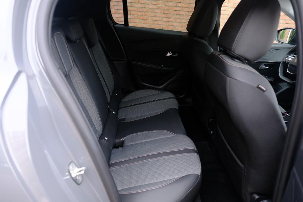 Peugeot 208 1.2 PureTech 100pk Allure - Navigatiesysteem - Apple CarPlay - Achteruitrijcamera - Dodehoekdetectie- Parkeersensoren - Climate Control - Cruise control afbeelding 3