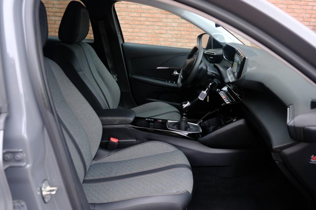 Peugeot 208 1.2 PureTech 100pk Allure - Navigatiesysteem - Apple CarPlay - Achteruitrijcamera - Dodehoekdetectie- Parkeersensoren - Climate Control - Cruise control afbeelding 4