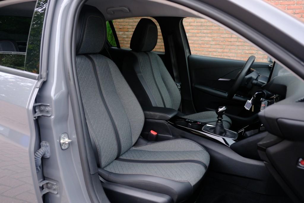 Peugeot 208 1.2 PureTech 100pk Allure - Navigatiesysteem - Apple CarPlay - Achteruitrijcamera - Dodehoekdetectie- Parkeersensoren - Climate Control - Cruise control afbeelding 6