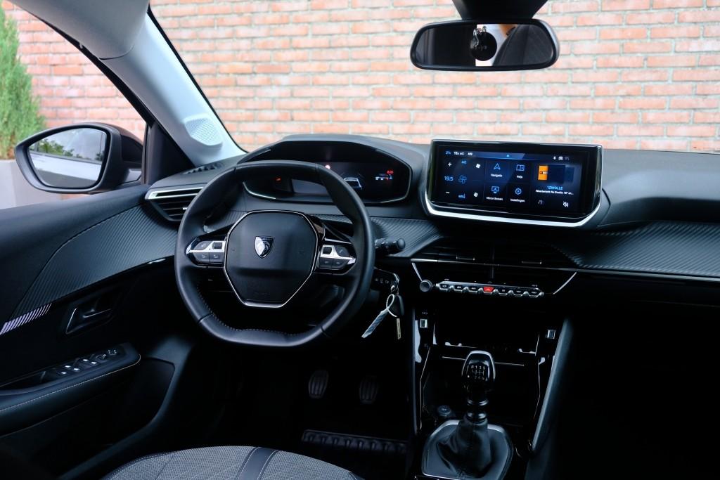 Peugeot 208 1.2 PureTech 100pk Allure - Navigatiesysteem - Apple CarPlay - Achteruitrijcamera - Dodehoekdetectie- Parkeersensoren - Climate Control - Cruise control afbeelding 7