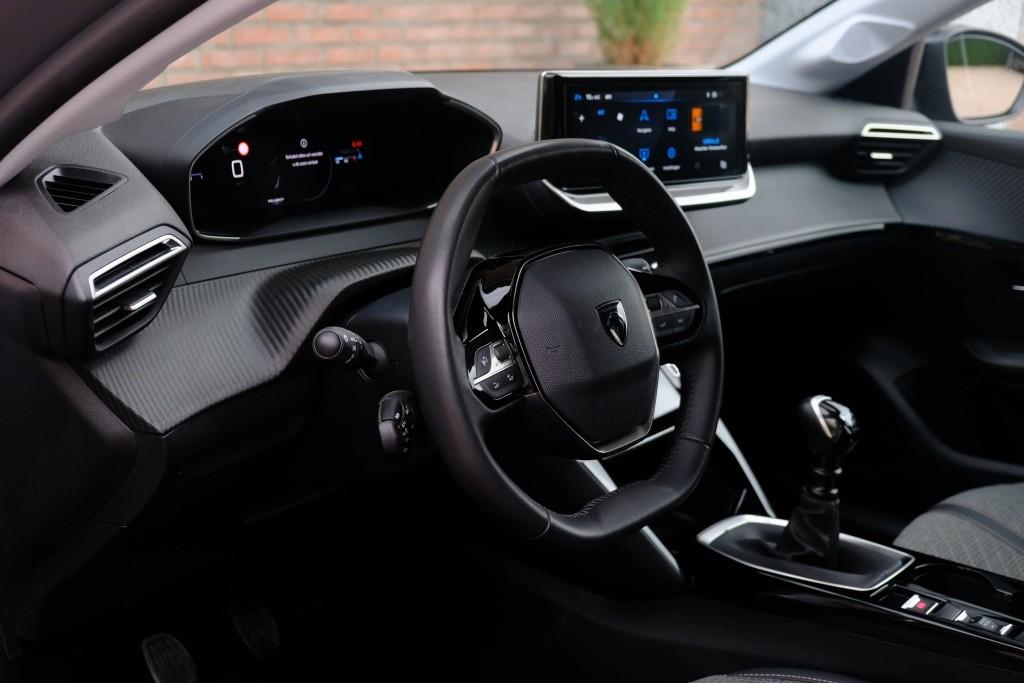 Peugeot 208 1.2 PureTech 100pk Allure - Navigatiesysteem - Apple CarPlay - Achteruitrijcamera - Dodehoekdetectie- Parkeersensoren - Climate Control - Cruise control afbeelding 8