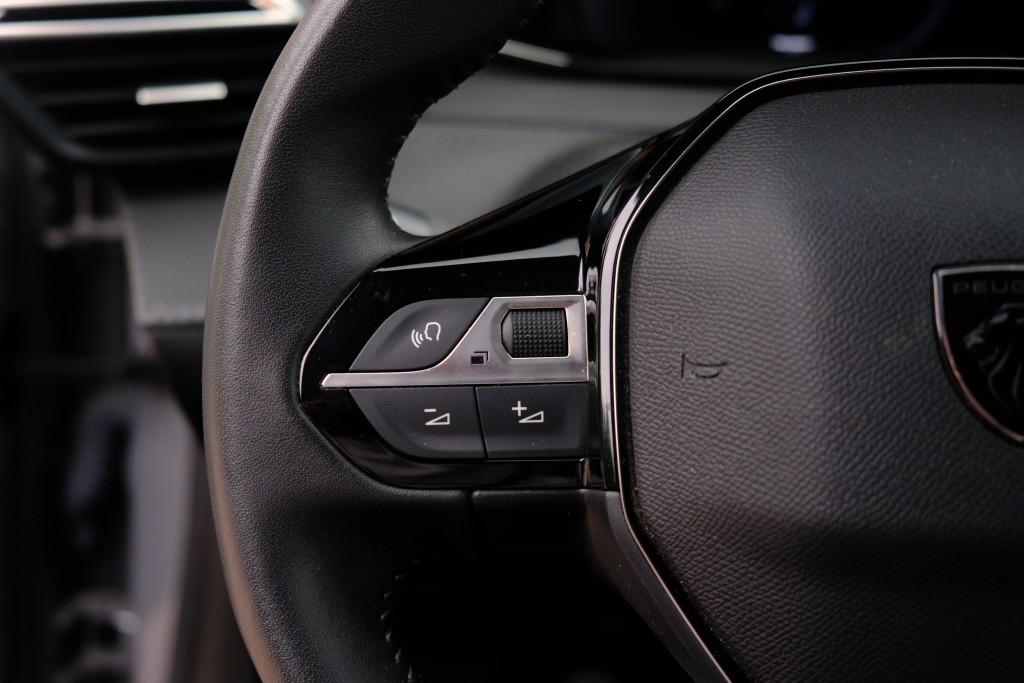 Peugeot 208 1.2 PureTech 100pk Allure - Navigatiesysteem - Apple CarPlay - Achteruitrijcamera - Dodehoekdetectie- Parkeersensoren - Climate Control - Cruise control afbeelding 9