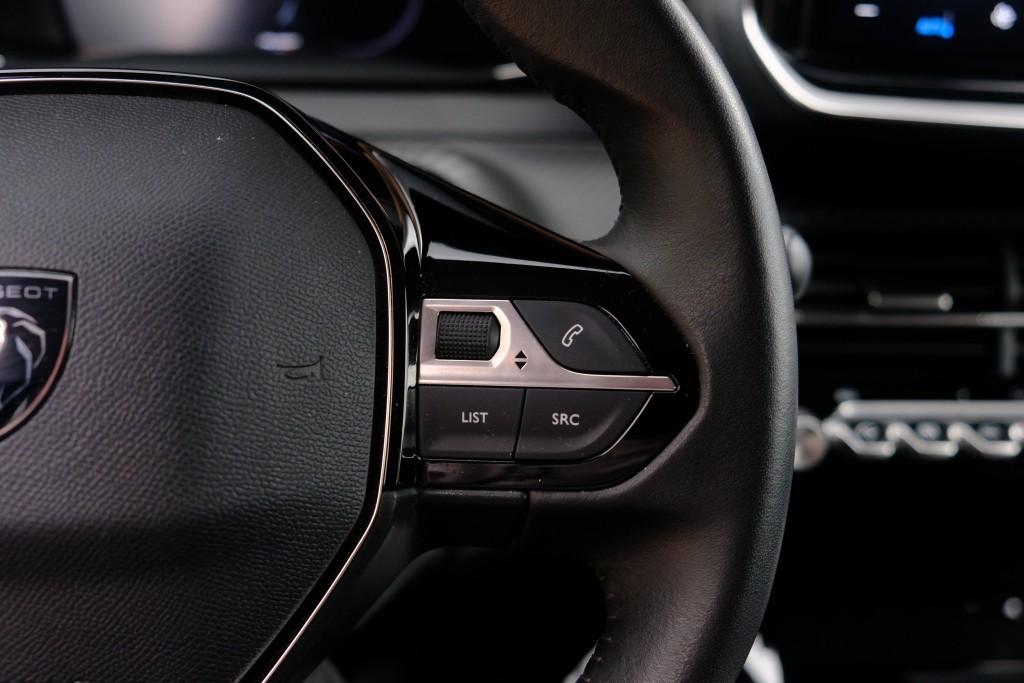 Peugeot 208 1.2 PureTech 100pk Allure - Navigatiesysteem - Apple CarPlay - Achteruitrijcamera - Dodehoekdetectie- Parkeersensoren - Climate Control - Cruise control afbeelding 10