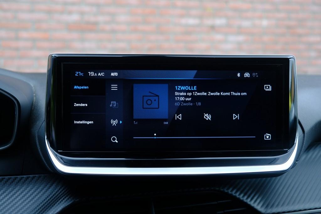 Peugeot 208 1.2 PureTech 100pk Allure - Navigatiesysteem - Apple CarPlay - Achteruitrijcamera - Dodehoekdetectie- Parkeersensoren - Climate Control - Cruise control afbeelding 17