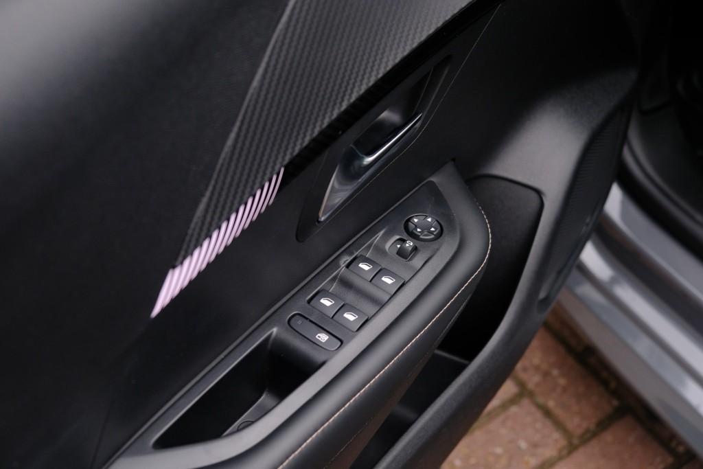 Peugeot 208 1.2 PureTech 100pk Allure - Navigatiesysteem - Apple CarPlay - Achteruitrijcamera - Dodehoekdetectie- Parkeersensoren - Climate Control - Cruise control afbeelding 24
