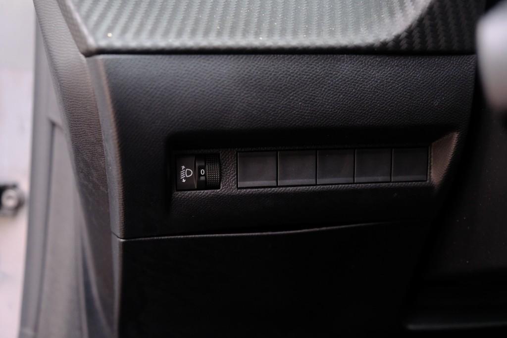 Peugeot 208 1.2 PureTech 100pk Allure - Navigatiesysteem - Apple CarPlay - Achteruitrijcamera - Dodehoekdetectie- Parkeersensoren - Climate Control - Cruise control afbeelding 25