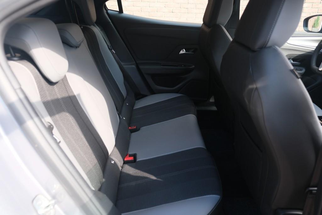 Opel Mokka 1.2 Turbo 130pk EAT8 Elegance - App Connect - Adaptive Cruise - Keyless - Dodehoek - Winter Pakket - Trekhaak afbeelding 3