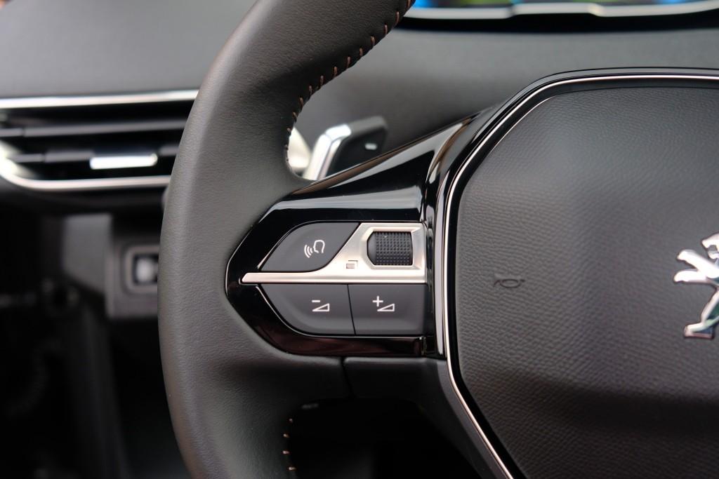 Peugeot 3008 1.6 HYbrid 180pk EAT8 Allure Pack Business - Panoramadak - Achteruitrijcamera - Adaptieve cruise control - LED koplampen - Parkeersensoren - Keyless afbeelding 9
