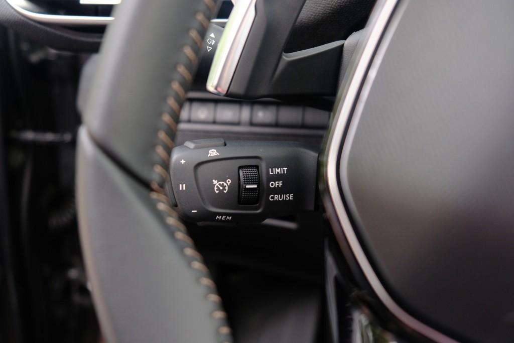 Peugeot 3008 1.6 HYbrid 180pk EAT8 Allure Pack Business - Panoramadak - Achteruitrijcamera - Adaptieve cruise control - LED koplampen - Parkeersensoren - Keyless afbeelding 11