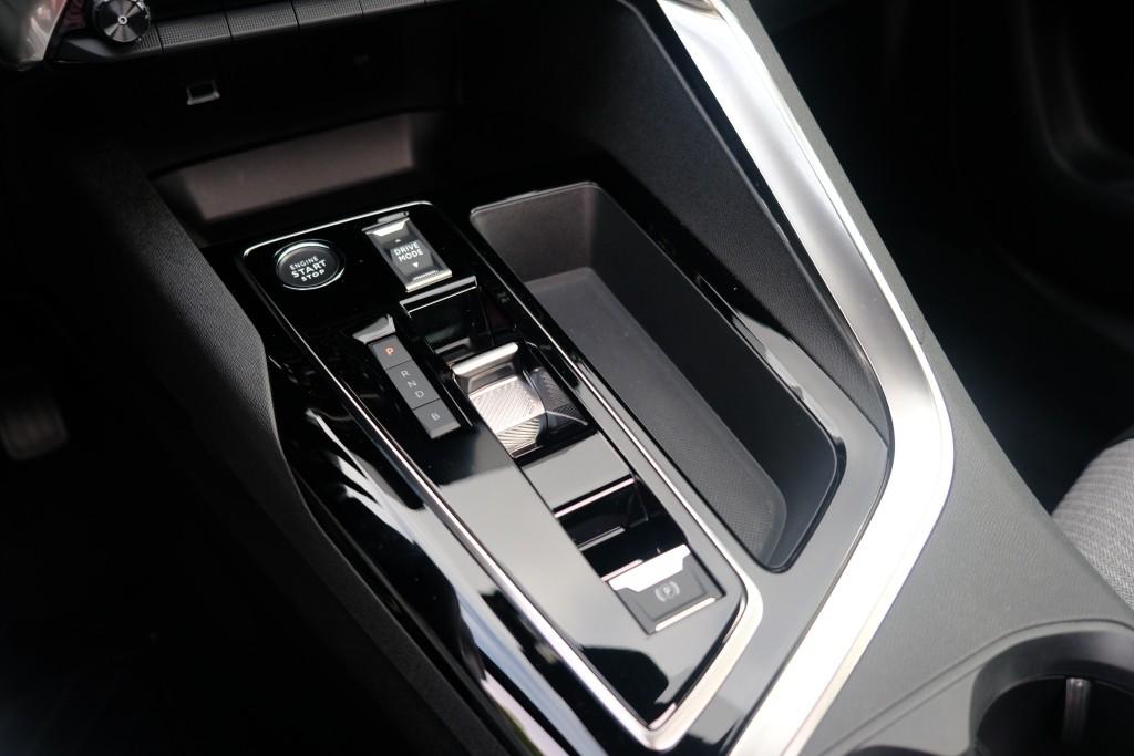 Peugeot 3008 1.6 HYbrid 180pk EAT8 Allure Pack Business - Panoramadak - Achteruitrijcamera - Adaptieve cruise control - LED koplampen - Parkeersensoren - Keyless afbeelding 23