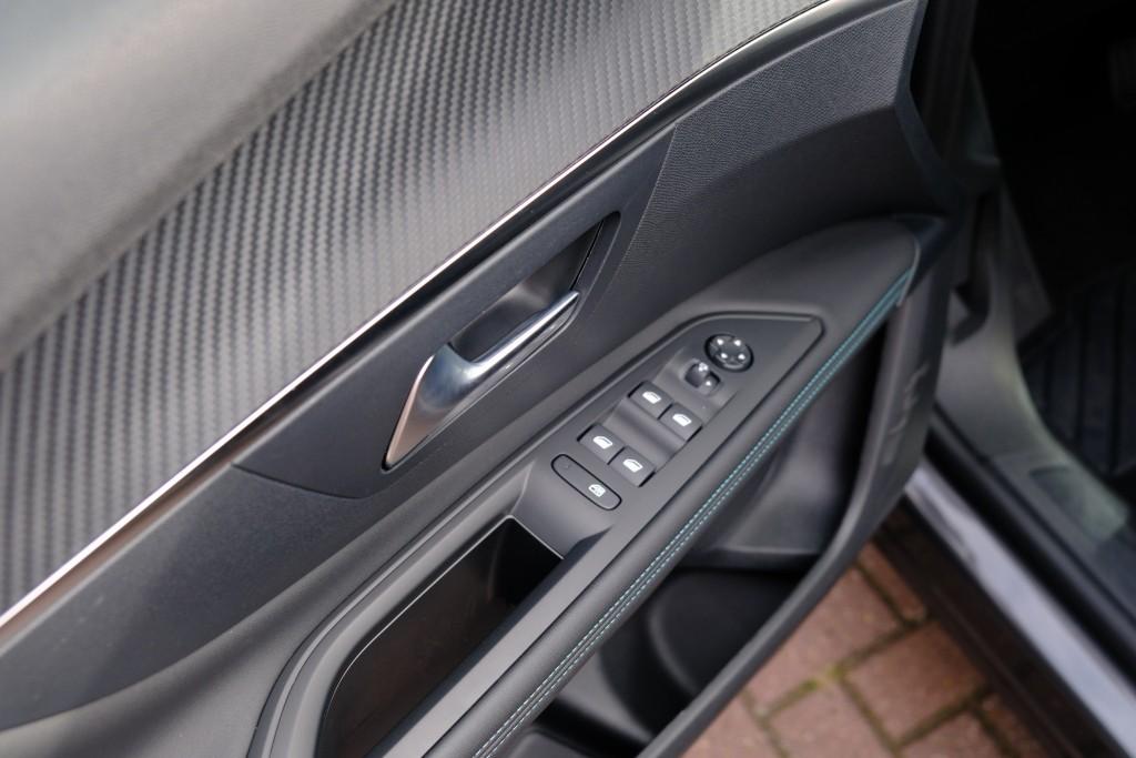 Peugeot 3008 1.6 HYbrid 180pk EAT8 Allure Pack Business - Panoramadak - Achteruitrijcamera - Adaptieve cruise control - LED koplampen - Parkeersensoren - Keyless afbeelding 25