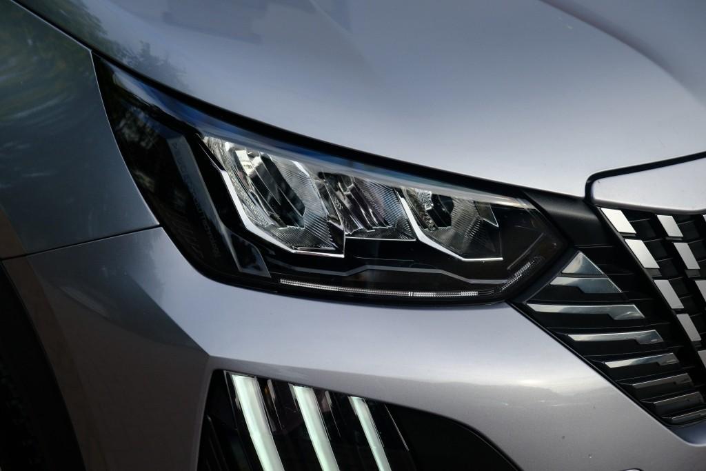 Peugeot 2008 1.2 Hybrid 145pk e-DCS6 Allure - Adaptive cruise - Camera voor en achter - Dodehoek detectie - Climate control - Parkeersensoren afbeelding 2