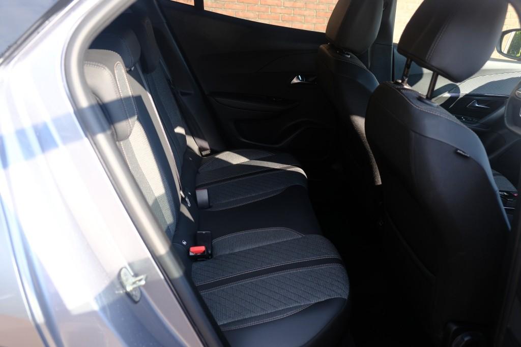 Peugeot 2008 1.2 Hybrid 145pk e-DCS6 Allure - Adaptive cruise - Camera voor en achter - Dodehoek detectie - Climate control - Parkeersensoren afbeelding 3