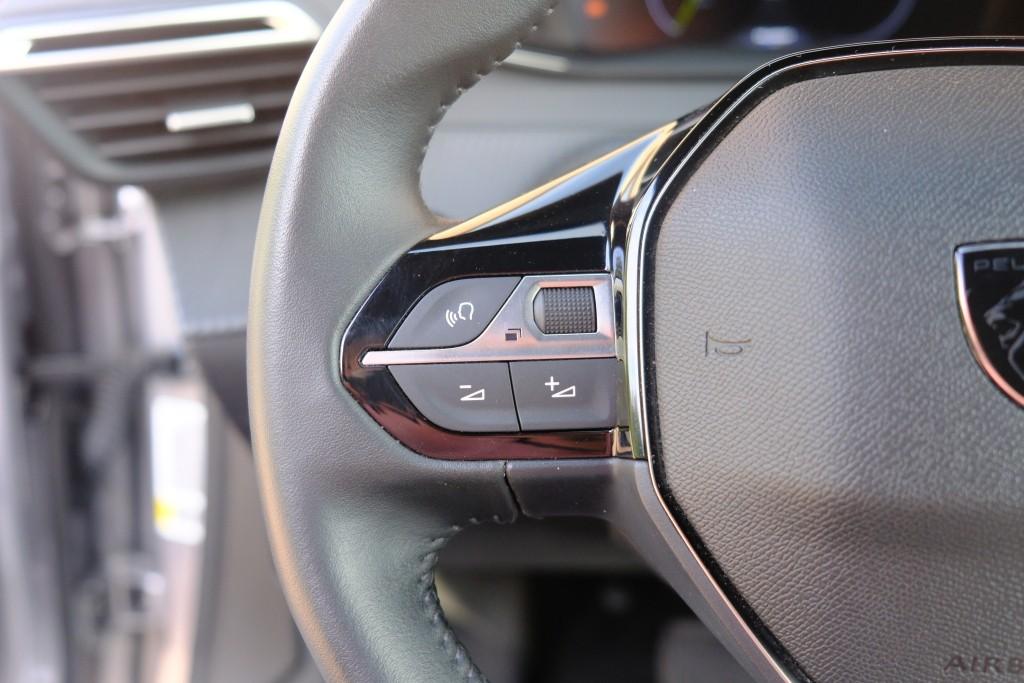 Peugeot 2008 1.2 Hybrid 145pk e-DCS6 Allure - Adaptive cruise - Camera voor en achter - Dodehoek detectie - Climate control - Parkeersensoren afbeelding 9
