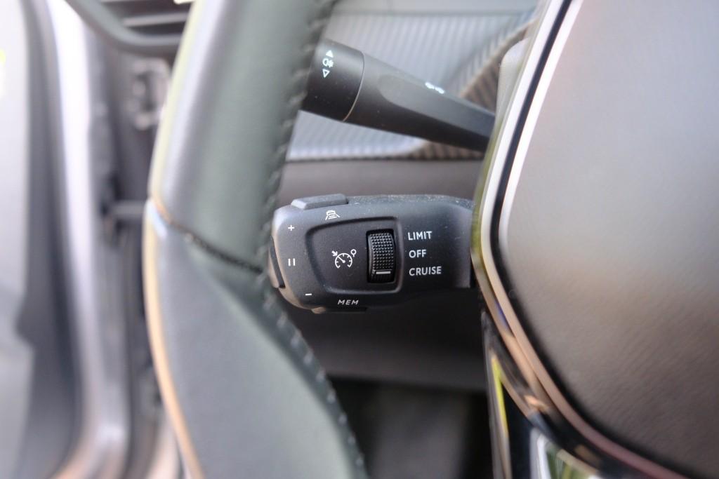 Peugeot 2008 1.2 Hybrid 145pk e-DCS6 Allure - Adaptive cruise - Camera voor en achter - Dodehoek detectie - Climate control - Parkeersensoren afbeelding 12