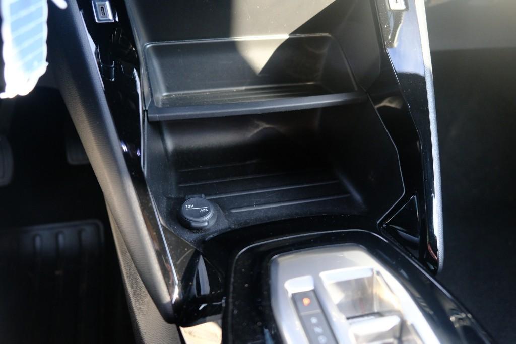 Peugeot 2008 1.2 Hybrid 145pk e-DCS6 Allure - Adaptive cruise - Camera voor en achter - Dodehoek detectie - Climate control - Parkeersensoren afbeelding 21