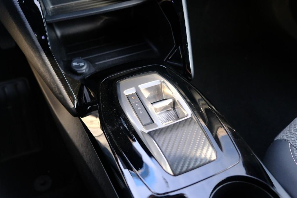 Peugeot 2008 1.2 Hybrid 145pk e-DCS6 Allure - Adaptive cruise - Camera voor en achter - Dodehoek detectie - Climate control - Parkeersensoren afbeelding 22