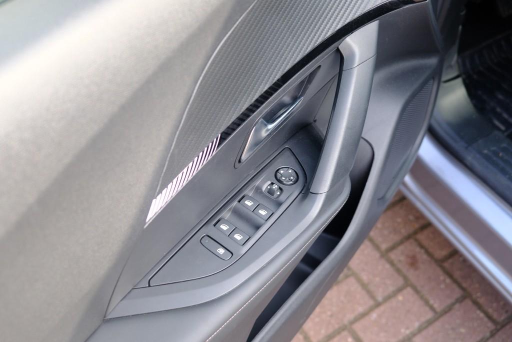 Peugeot 2008 1.2 Hybrid 145pk e-DCS6 Allure - Adaptive cruise - Camera voor en achter - Dodehoek detectie - Climate control - Parkeersensoren afbeelding 24