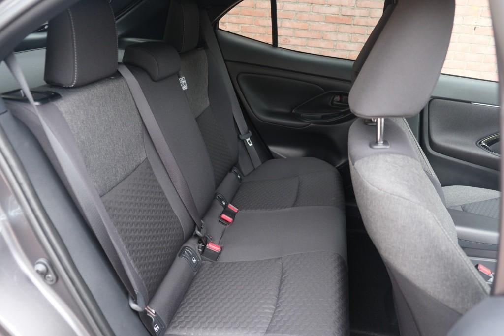 Toyota Yaris Cross 1.5 Hybrid 115pk CVT Dynamic - Achteruitrijcamera - Apple CarPlay - Climate control - Keyless - LED-koplampen - Parkeersensoren - Stoelverwarming - Dodehoekdetectie afbeelding 3