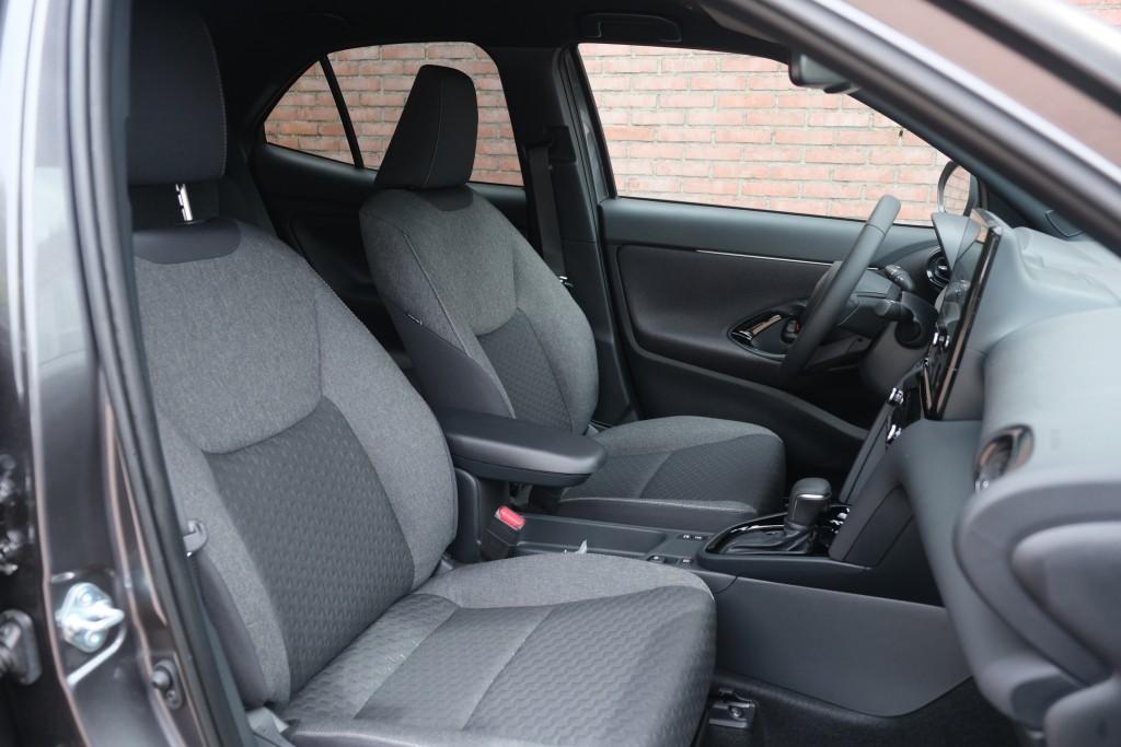 Toyota Yaris Cross 1.5 Hybrid 115pk CVT Dynamic - Achteruitrijcamera - Apple CarPlay - Climate control - Keyless - LED-koplampen - Parkeersensoren - Stoelverwarming - Dodehoekdetectie afbeelding 4