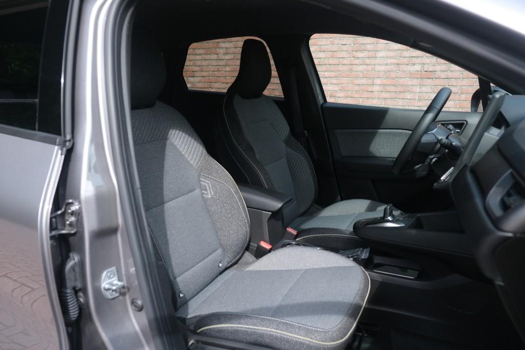 Renault Captur 1.8 E-Tech full hybrid 160pk EDC techno - Navigatiesysteem - Apple CarPlay - Adaptieve cruise - Full LED - Achteruitrijcamera - Keyless - Dodehoekdetectie - Stoel en stuurverwarming afbeelding 6