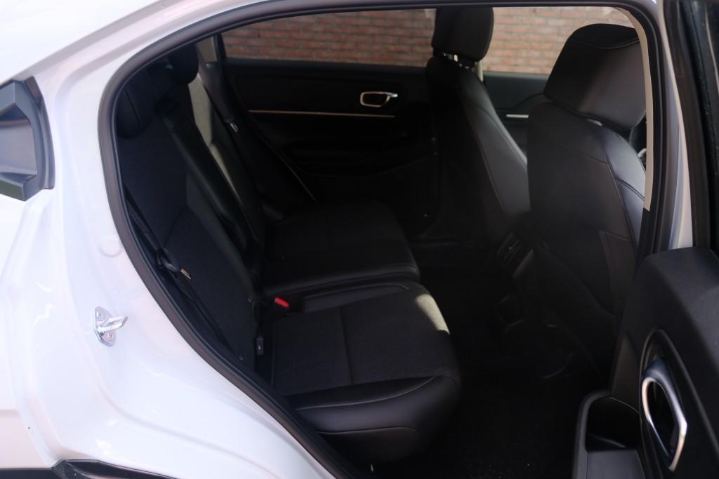 Honda HR-V 1.5 e:HEV 131pk CVT Elegance - Adaptieve cruise - Achteruitrijcamera - Apple CarPlay - Keyless - Stoelverwarming - Parkeersensoren afbeelding 3