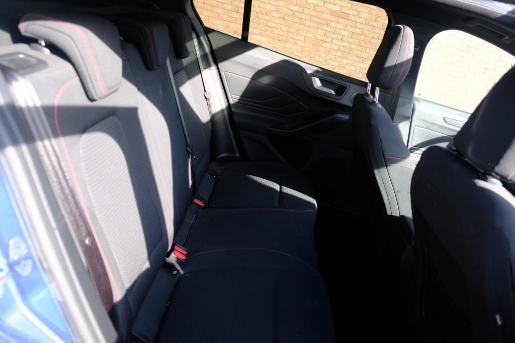 Ford Focus 1.0 EcoBoost 125pk ST Line Business - Adaptieve cruise - Achteruitrijcamera - Panoramadak - Bang & Olufsen - Navigatiesysteem - LED koplampen afbeelding 3