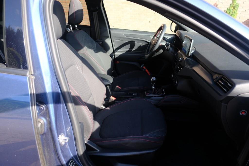 Ford Focus 1.0 EcoBoost 125pk ST Line Business - Adaptieve cruise - Achteruitrijcamera - Panoramadak - Bang & Olufsen - Navigatiesysteem - LED koplampen afbeelding 4
